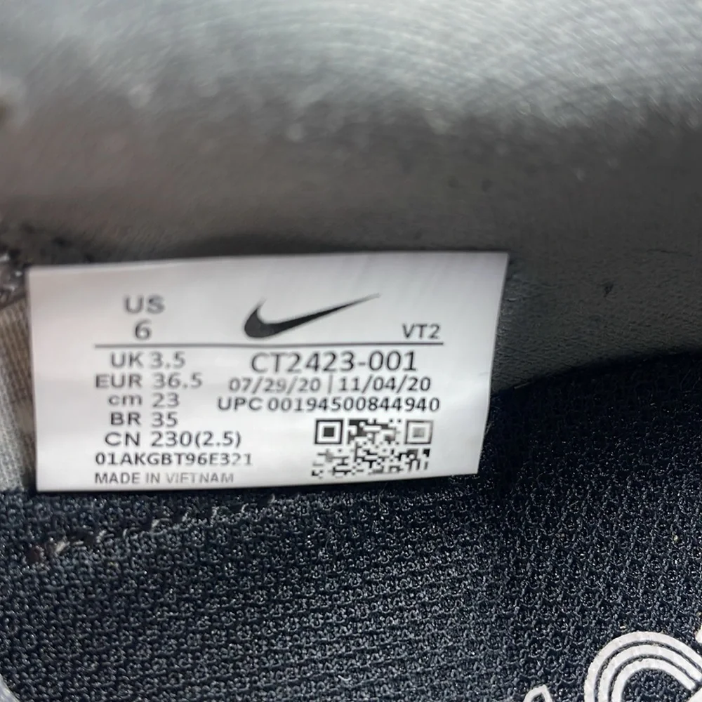 Nike women’s tennis shoes - Picture 10 of 11